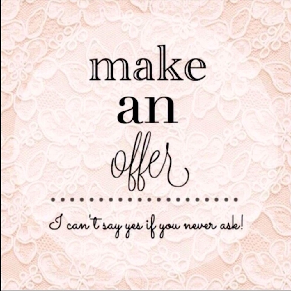 I love offers! ❤️ Bundle your item(s) and send me your best resonable offer!